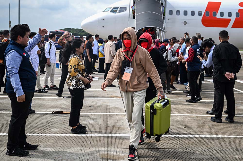 Warga Negara Indonesia (WNI) terduga korban TPPO berjalan menuju bus saat tiba di Terminal 3 Bandara Internasional Soekarno Hatta, Tangerang, Banten, Selasa (18/3/2025). Pemerintah Indonesia lewat Kementerian Luar Negeri berhasil memulangkan sebanyak 554 WNI terduga korban TPPO kejahatan jaringan online scam dari Myawaddy, Myanmar yang dibagi menjadi dua kloter sebanyak 400 WNI dan sisanya sebanyak 154 WNI pada Rabu (19/3). ANTARA/Bayu Pratama S/Spt.