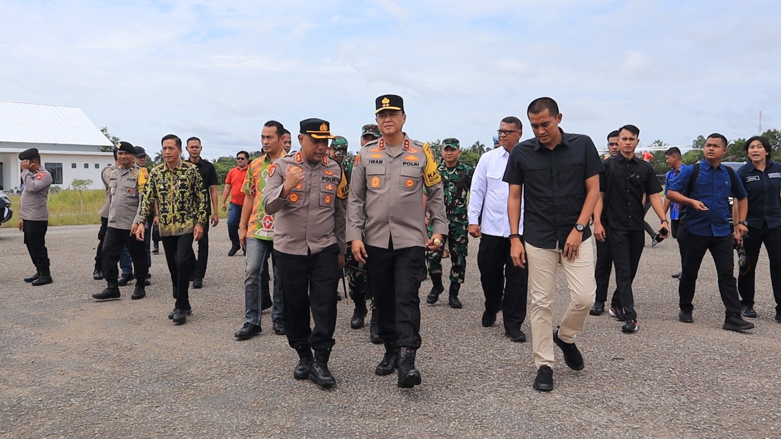 Kapolda Kalteng Irjen Pol Iwan Kurniawan dan rombongannya, saat hadir di Polres Barito Utara dalam rangka memastikan kesiapan personel pengamanan pemungutan suara ulang (PSU) Pilkada 2024.