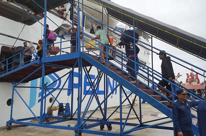 MUDIK: Pemudik yang menaiki KM Kelimutu diberangkatkan dari Pelabuhan Sampit menuju Pelabuhan Tanjung Perak Surabaya, Sabtu (22/3) pagi.