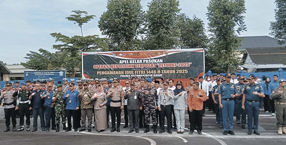 Unsur TNI, Polri, dan instansi pemerintah berfoto bersama usai apel gelar pasukan Operasi Ketupat Telabang 2025, belum lama ini.&nbsp;TYO/RADAR PANGKALAN BUN&nbsp;