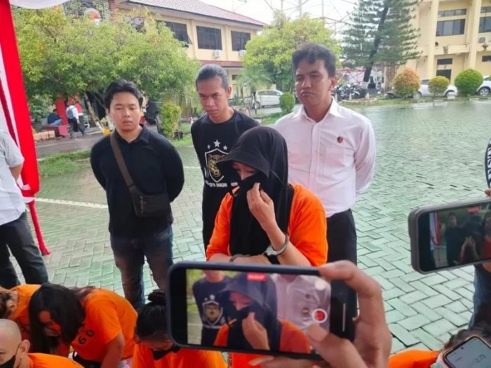 TERSANGKA: Umi Salmah (50) ketika dihadirkan di Mapolresta Banjarmasin, Kamis (20/3). (Foto: MAULANA/RADAR BANJARMASIN)