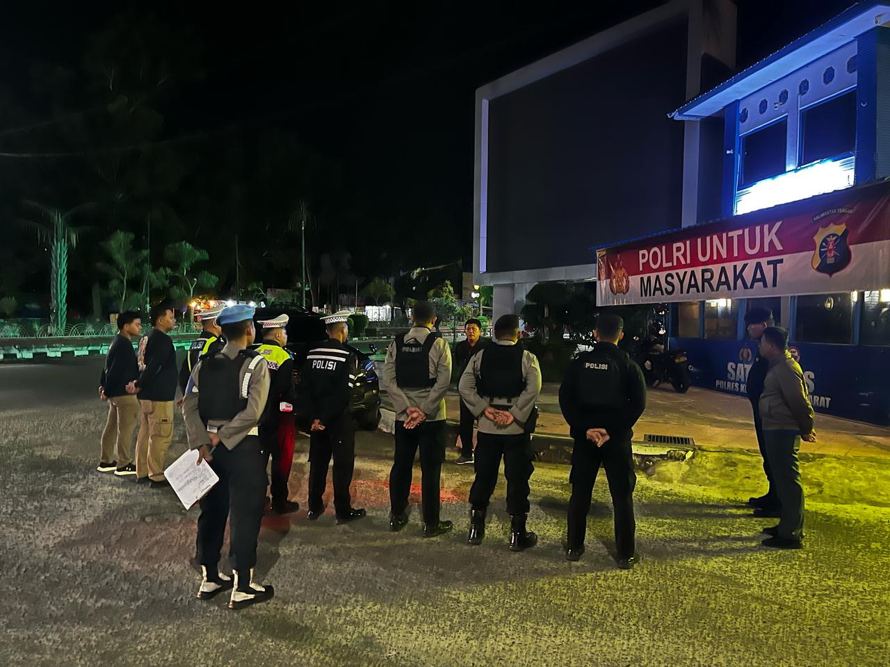 Personel Polres Kobar diberikan pengarahan sebelum melakukan patroli keamanan di Kota Pangkalan Bun, Kabupaten Kotawaringin Barat, belum lama ini.TYO/RADAR PANGKALAN BUN&nbsp;