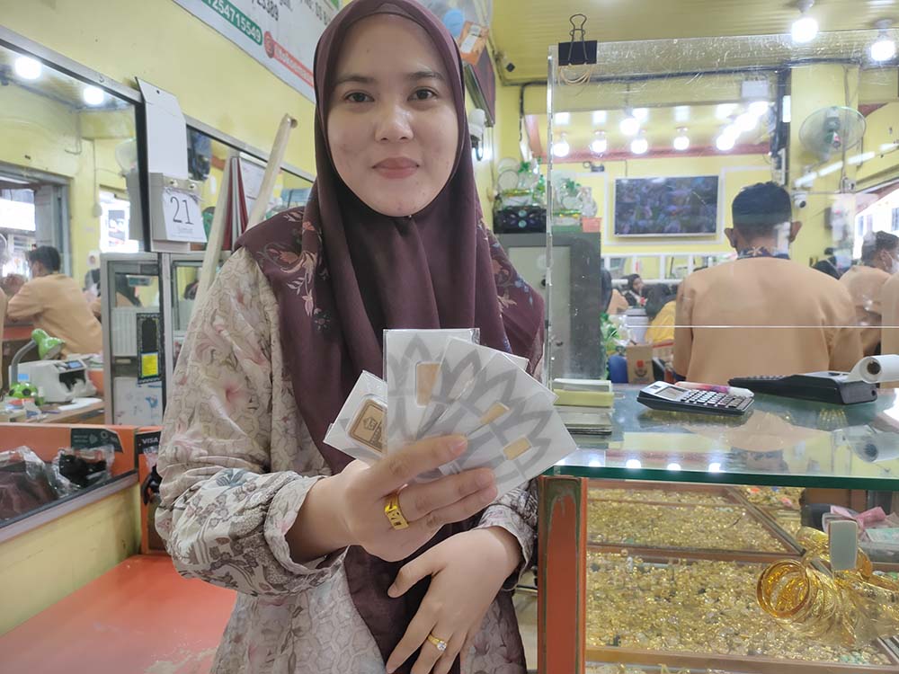 EMAS: Pemilik toko emas di Pasar PPM menunjukkan koleksi emas antam di tokonya, Jumat (21/3).&nbsp;YUNI/RADAR SAMPIT&nbsp;