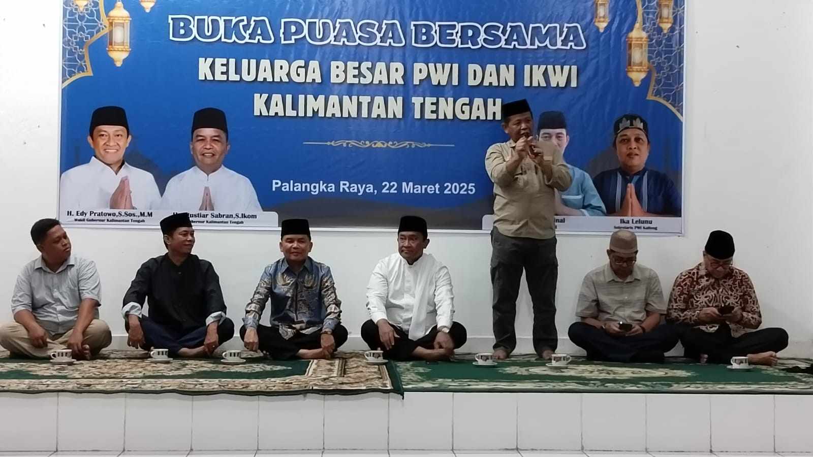 Gubernur Kalteng Agustiar Sabran dan  Wagub Kalteng Edy Pratowo saat menghadiri buka puasa bersama keluarga besar PWI dan IKWI Kalteng, di Kantor PWI Provinsi Kalteng, Sabtu (22/3/2025).