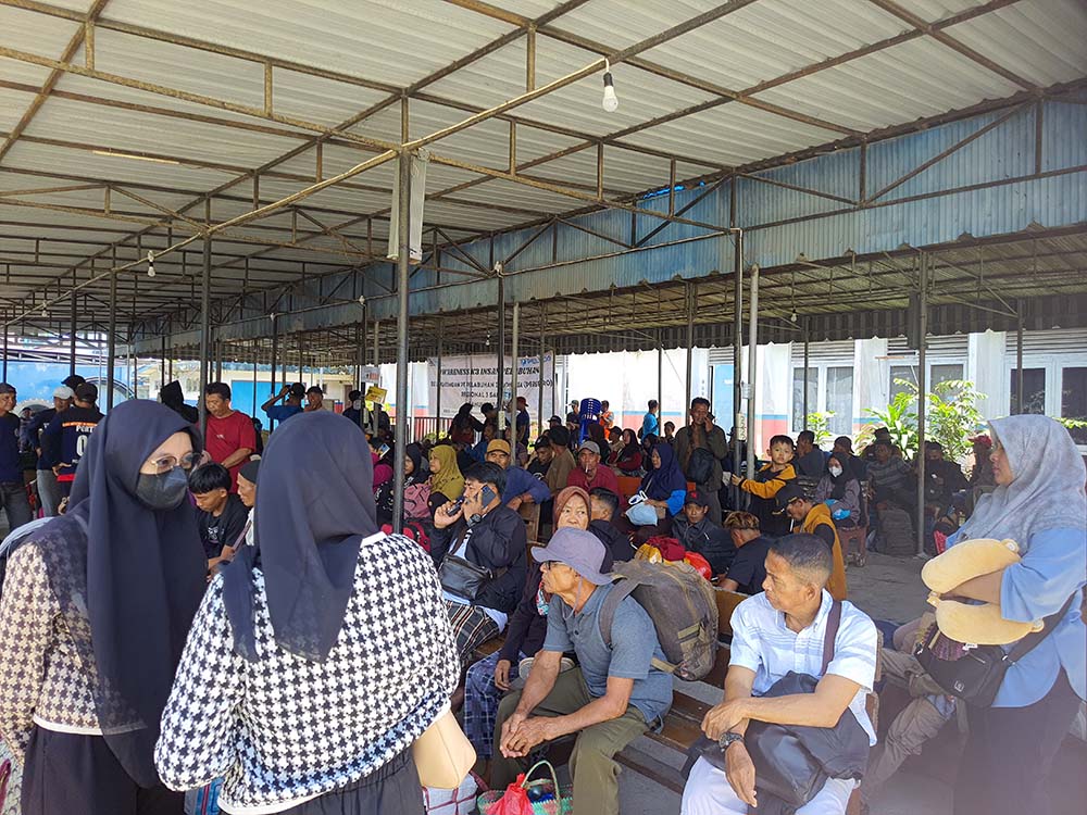 RUANG TUNGGU : Penumpang yang sedang menunggu keberangkatan kapal di ruang tunggu Terminal Penumpang Pelabuhan Sampit.&nbsp;HENY/RADARSAMPIT&nbsp;