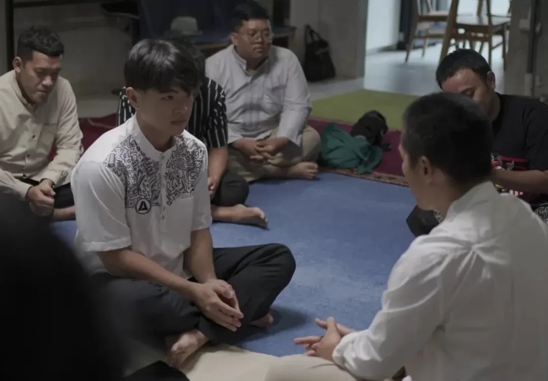 Momen saat Steven Wongso kekasih Arafah Rianti menjadi mualaf dengan dibantu ustadz Felix Siauw. (Instagram: Felix.siauw)