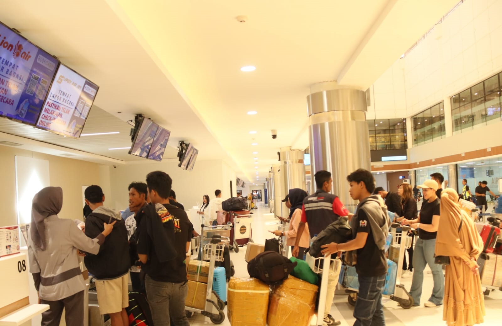 MUDIK: Suasana mudik di Bandara Hang Nadim, Batam, Minggu (23/3).