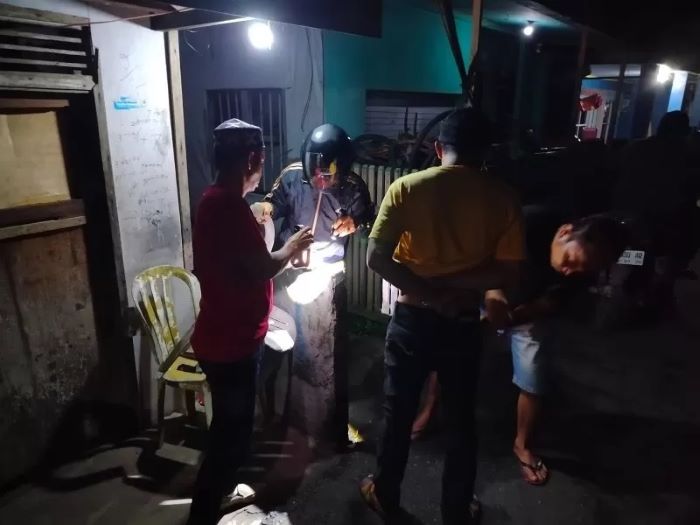 DIGELEDAH: Anggota Polsek Banjarmasin Selatan saat menggeledah badan IW (49) di Jalan Kelayan B pada Ahad (23/3) dini hari. (Foto: MAULANA/RADAR BANJARMASIN)