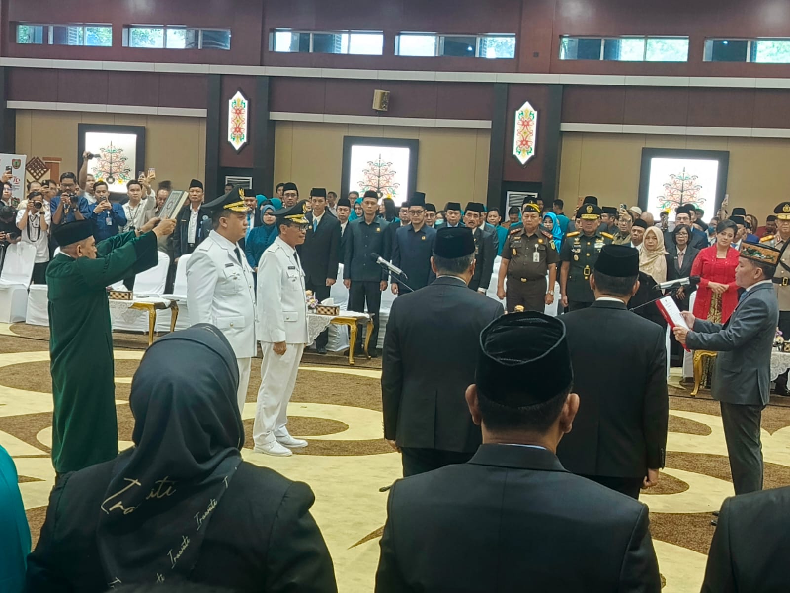 Gubernur Kalteng Agustiar Sabran saat melantik Bupati dan Wakil Bupati Lamandau Risky Aditya Putra - Abdul Hamid, Senin (24/3/2025)