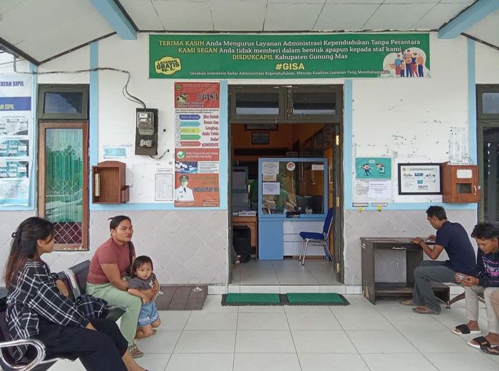 LAYANAN : Sejumlah warga menunggu pelayanan adminduk di kantor Disdukcapil Gumas, belum lama ini. Disdukcapil Gumas For Radar Sampit