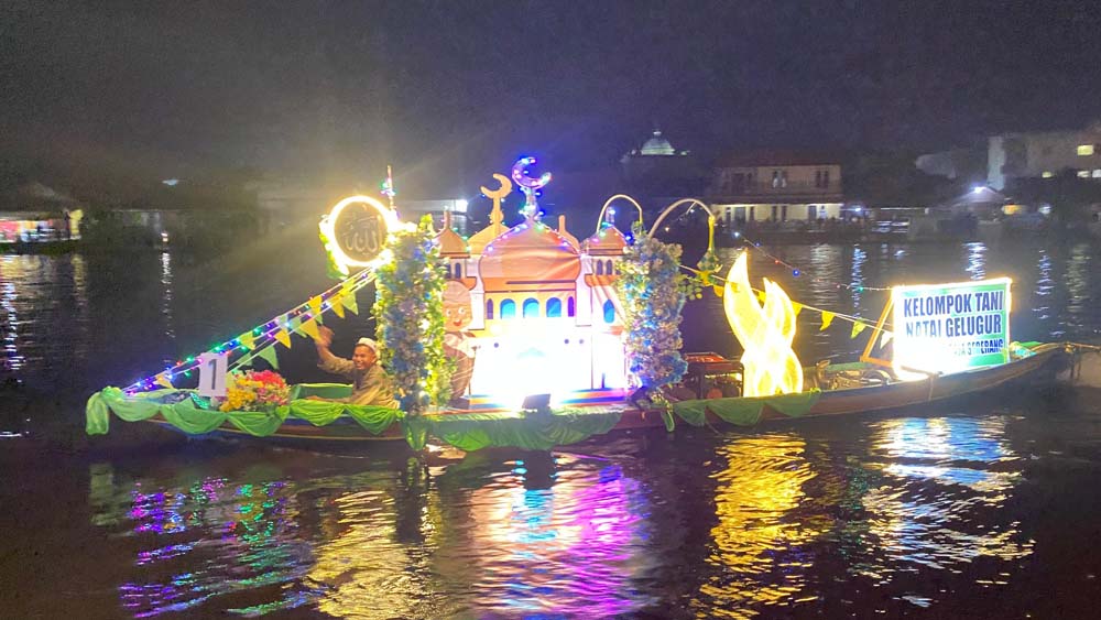 BUDAYA: Lomba perahu hias menjadi magnet bagi masyarakat dalam Festival Keriang Keriut yang dilaksanakan di Jembatan Kuning, Sungai Arut, Kelurahan Raja Seberang, Minggu (23/3).