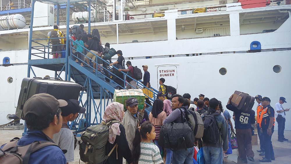 ARUS MUDIK: Para penumpang menaiki KM Leuser dari Pelabuhan Sampit menuju Pelabuhan Tanjung Emas Semarang, Senin (24/3).