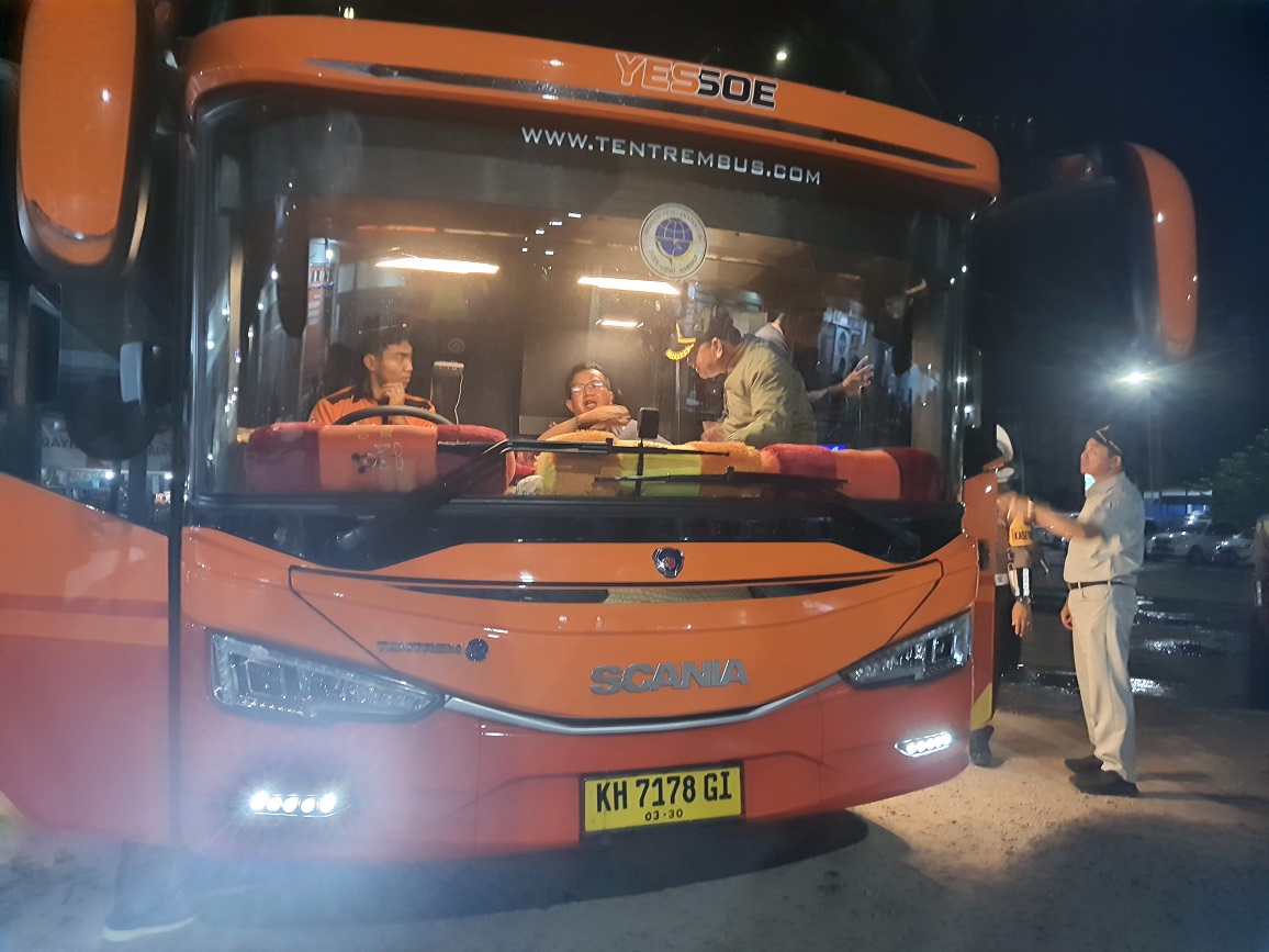 DIPERIKSA: Salah satu bus yang mengangkut penumpang mudik  lebaran 2025, di terminal Patih Rumbih Sampit.
