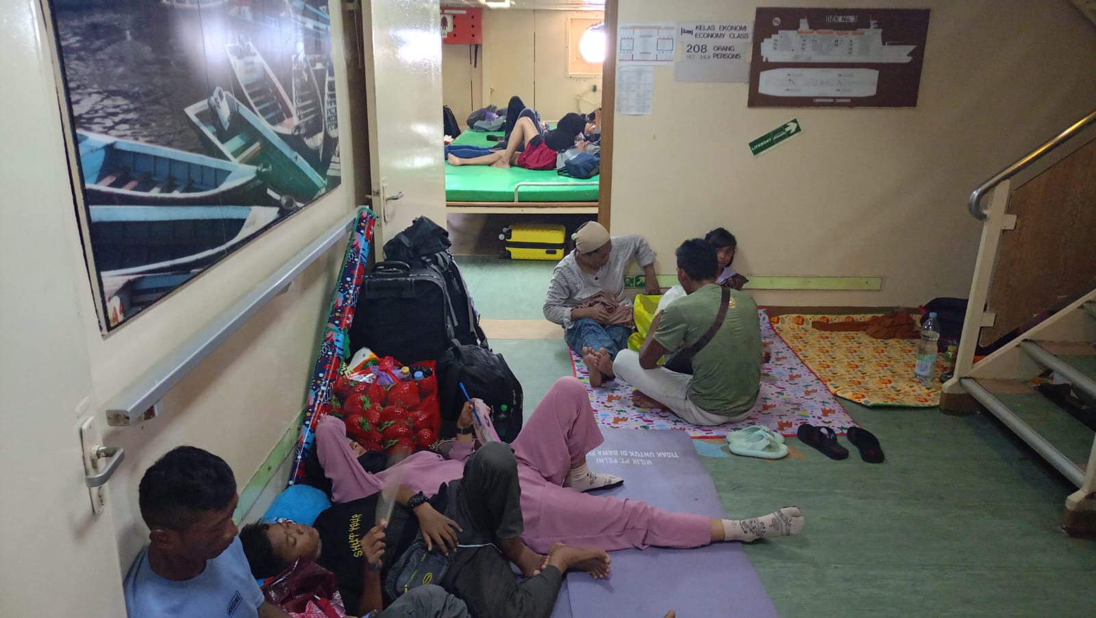 LESEHAN: Sejumlah penumpang Kapal Lawit jurusan Sampit-Semarang saat di dalam kapal. (Heru Prayitno/Radar Sampit)