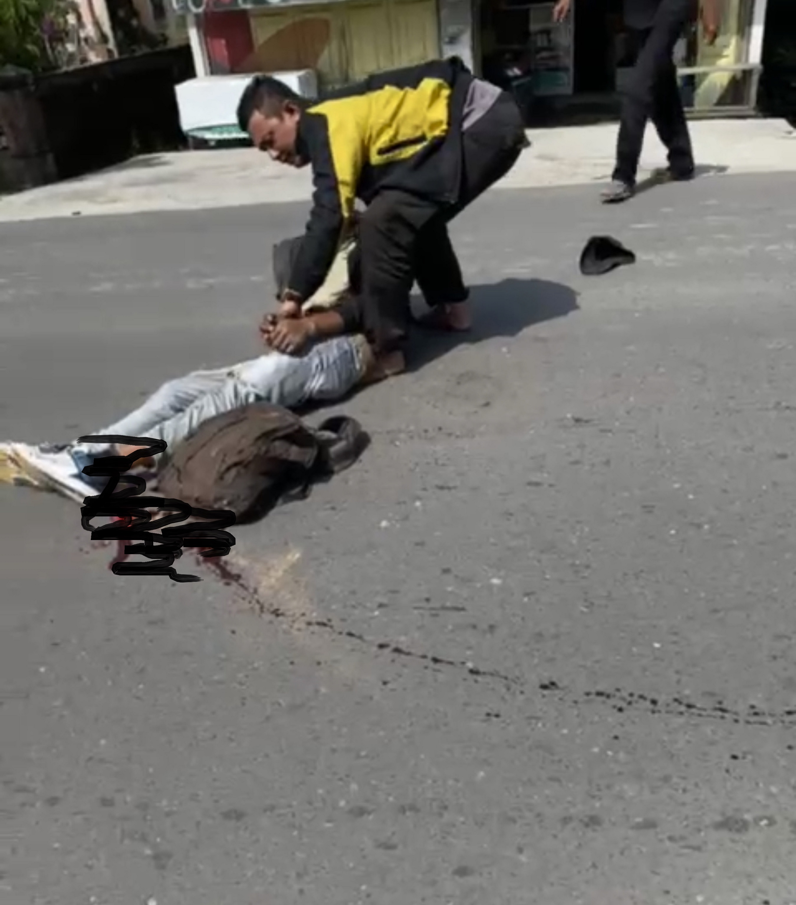 DITOLONG: Seorang pengendara motor tak sadarkan diri usai kecelakaan di Jalan Ir H Juanda, Kecamatan MB Ketapang, Sampit, Rabu (26/3).