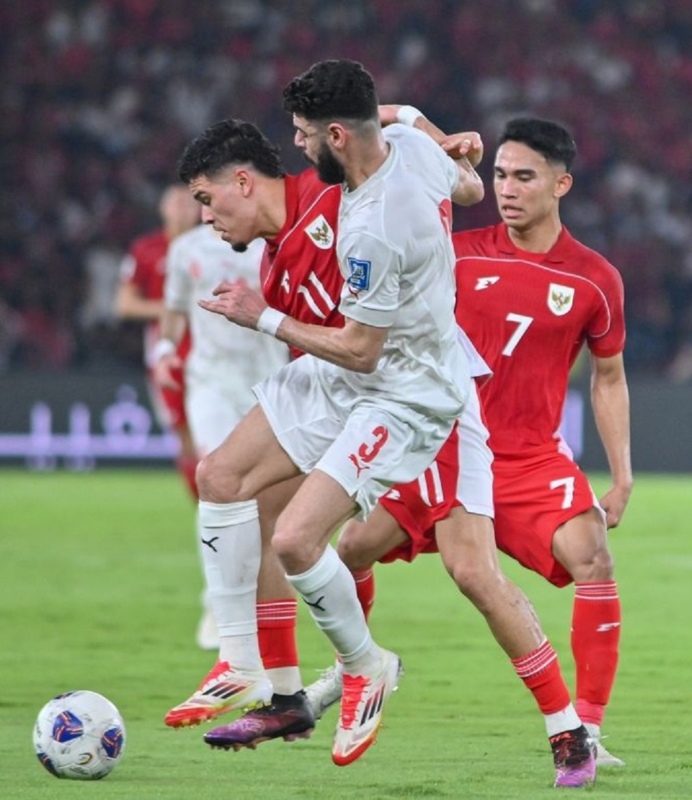 Perebutan bola antara pemain timnas Indonesia dengan Bahrain, di lanjutan Kualifikasi Piala Dunia 2026 Zona Asia, Selasa (25/3) malam.