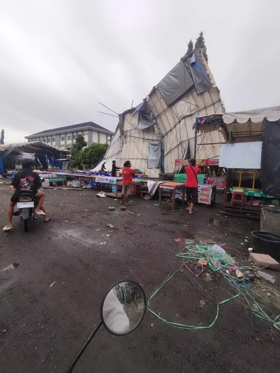 CUACA EKSTRIM: Angin memporak-porandakan Pasar Ramadan di Jalan Ais Nasution Palangka Raya pada Selasa (25/3) pagi.&nbsp;DODI/RADAR SAMPIT