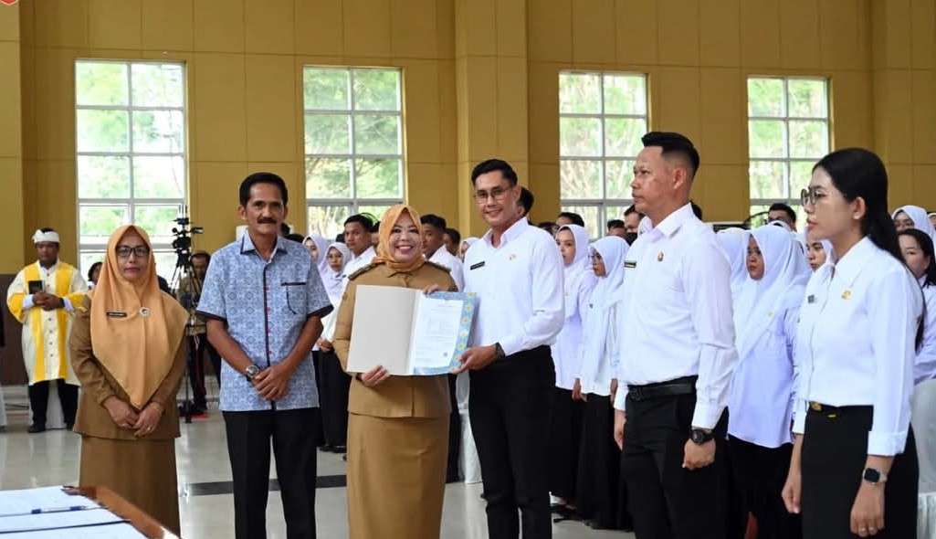 SK PENGANGKATAN PPPK : Bupati Kobar, Hj Nurhidayah menyerahkan SK PPPK di aula Antakusuma, Pangkalan Bun, Senin (24/3/2025). ISTIMEWA/RADAR PANGKALAN BUN