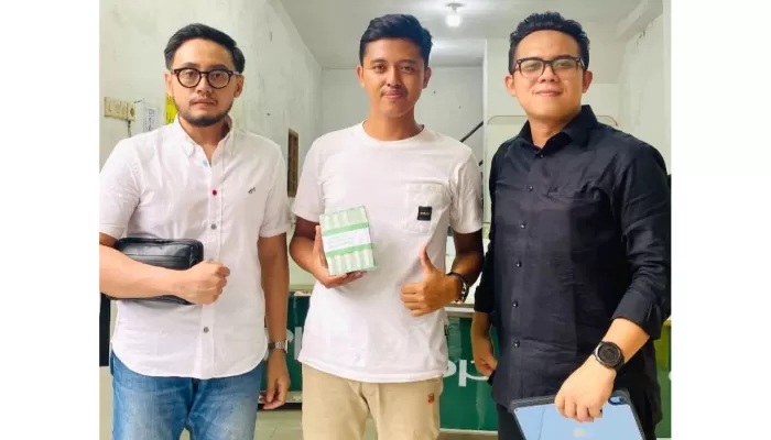 Wildan Firmansyah, pemuda asal Sekarputih, Gondangwetan, Pasuruan bersama tim kuasa hukumnya. (Istimewa)