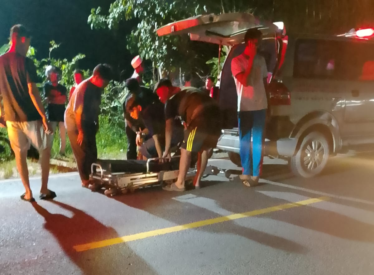 PERTOLONGAN: Ambulan PMI saat membawa korban kecelakaan tunggal di Jalan Ahmad Yani, Kelurahan Baru, Kecamatan Arut Selatan, Kabupaten Kotawaringin Barat, Rabu (26/3) pukul 21.30 WIB.