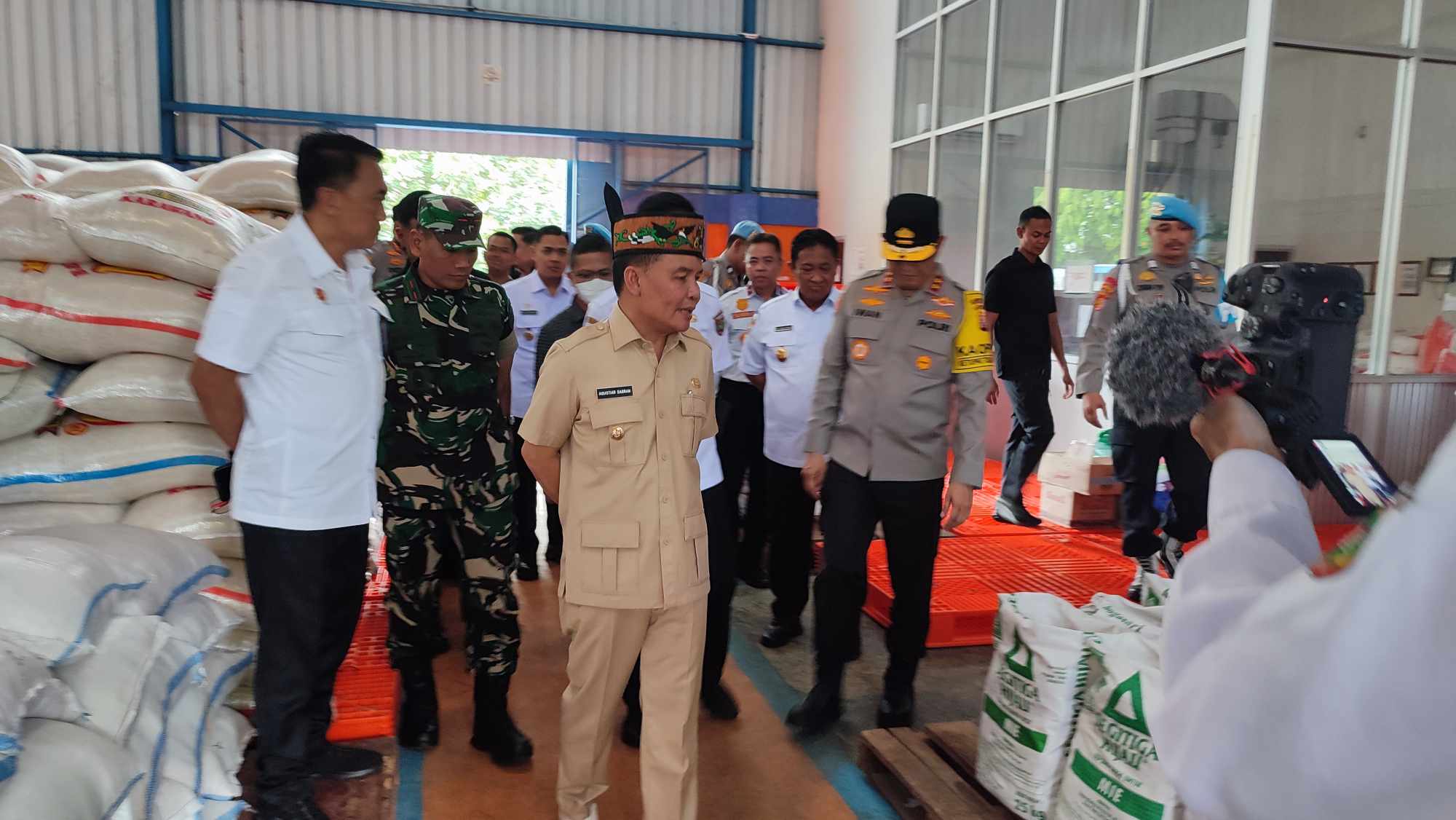 SIDAK: Gubernur Kalteng Agustiar Sabran didampingi sejumlah pejabat lainnya saat melakukan inspeksi mendadak ke gudang Bulog di Palangka Raya, Rabu (26/3).DODI/RADAR SAMPIT