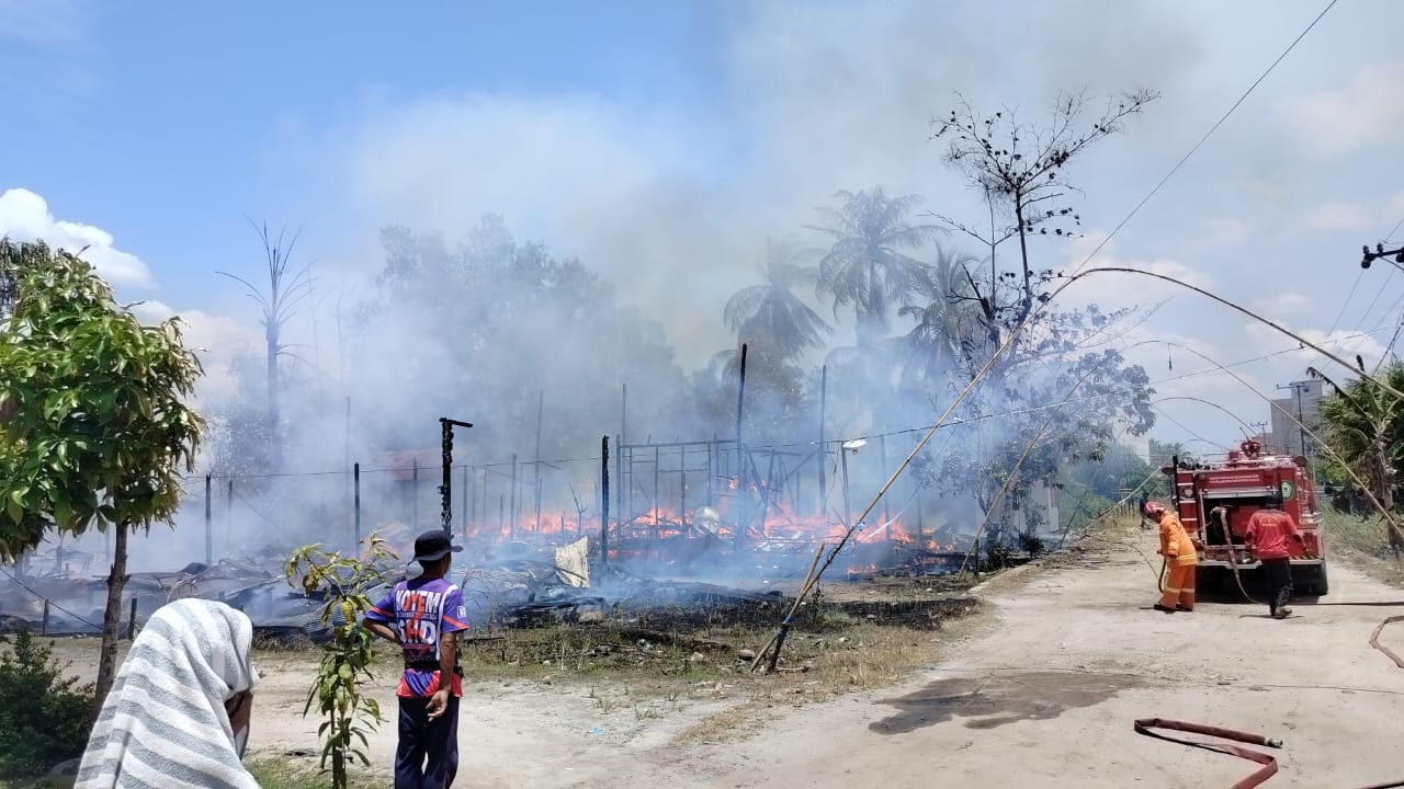 TERBAKAR: Tiga buah rumah milik warga di Samuda, Kecamatan Mentaya Hilir Selatan, Kabupaten Kotim, Kalteng, ludes terbakar, Kamis (27/3) siang. ISTIMEWA/RADAR SAMPIT
