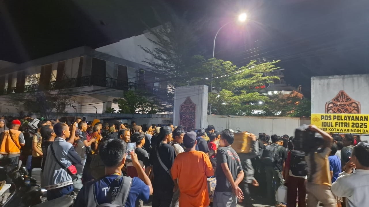 GELISAH: Ratusan calon penumpang kapal yang tidak kebagian tiket memenuhi jalan depan Pelabuhan Panglima Utar Kumai, Kamis (27/3) pukul 01.30 WIB.