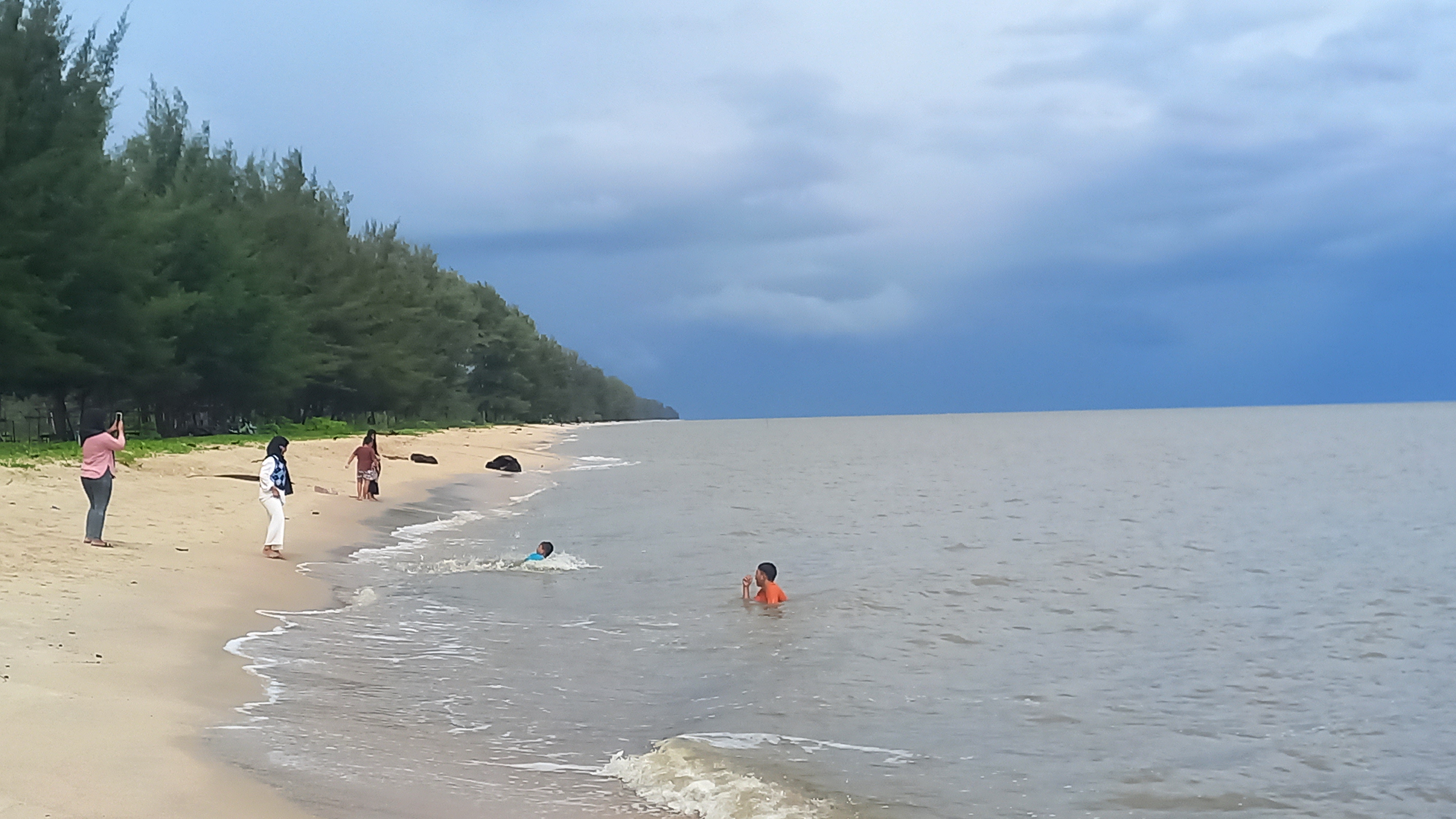 LUAS: Kawasan Pantai Sungai Bakau, menjadi salah satu destinasi wisata di wilayah selatan Kalteng saat musim liburan.