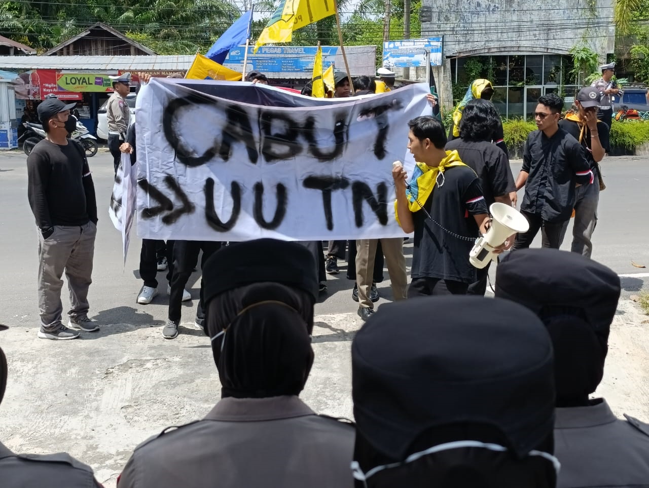 TOLAK UU TNI: Sejumlah mahasiswa di Kabupaten Kotawaringin Timur saat menggelar aksi penolakan dan desakan untuk mencabut UU TNI yang baru saja disahkan revisinya, Rabu (26/3).&nbsp;RADO/RADAR SAMPIT