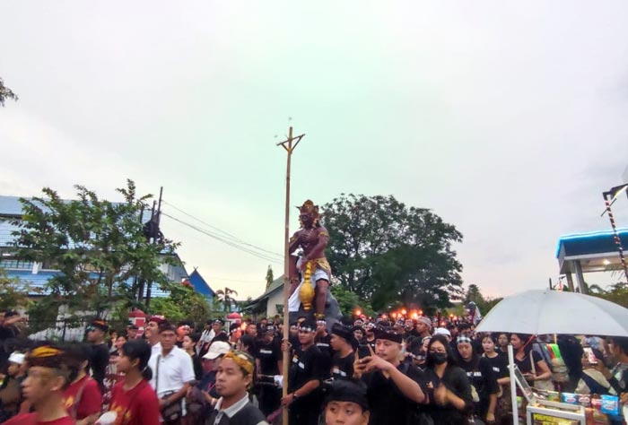 MERIAH: Ratusan umat Hindu ikut serta memeriahkan Pawai Ogoh-Ogoh di Palangka Raya, Jumat (28/3/2025).