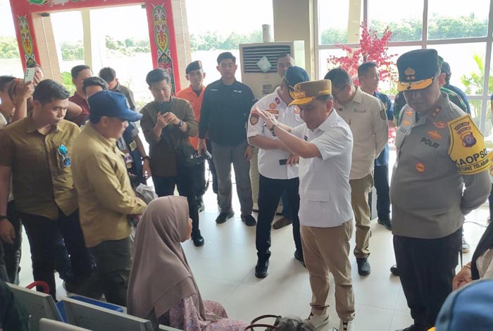 KUNJUNGAN: Gubernur Kalteng Agustiar Sabran bersama Kapolda Kalteng Irjen Iwan Kurniawan dan Danrem 102 Panju Panjung Brigjen Wimoko saat mengunjungi Bandara Haji Asan Sampit, Sabtu (29/3).
