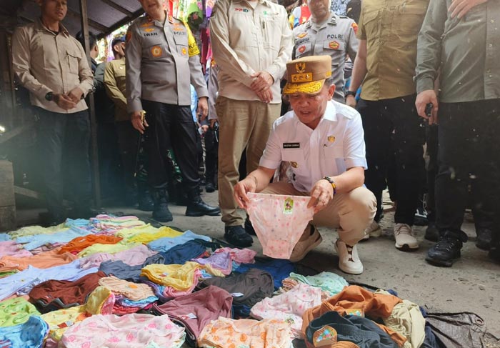 PANTAU PASAR: Gubernur Kalteng Agustiar Sabran menyambangi pedagang pakaian dalam saat memantau Pasar Keramat Sampit, Sabtu (29/3).