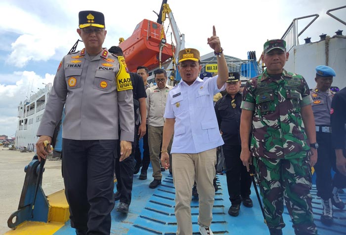 TINJAU MUDIK: Gubernur Kalteng Agustiar Sabran bersama Kapolda Kalteng Irjen Polisi Iwan Setiawan dan Danrem 102/Panju Panjung Brigjen TNI Wimoko saat di Pelabuhan Sampit, Sabtu (29/3).