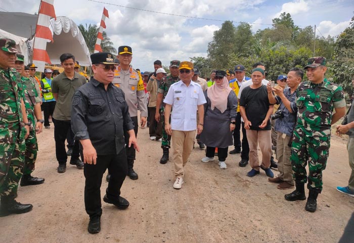 TINJAU: Gubernur Kalteng Agustiar Sabran saat meninjau perbaikan Jalan Lingkar Selatan Sampit, Sabtu (29/3).