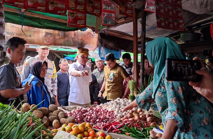 CEK HARGA: Gubernur Kalteng Agustiar Sabran saat mengecek harga di Sampit, Sabtu (29/3/2025).