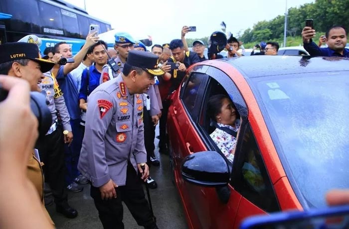 TINJAU MUDIK: Kapolri Listyo Sigit Prabowo saat menyapa pemudik di Gate Kalikangkung, Jawa Tengah.