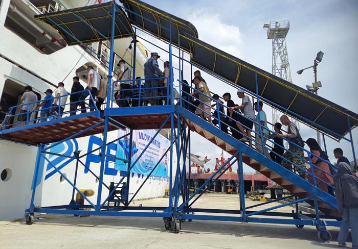 PULANG KAMPUNG: Penumpang yang mudik menaiki KM Kelimutu dari Pelabuhan Sampit menuju Pelabuhan Tanjung Emas Semarang, Jumat (28/3).