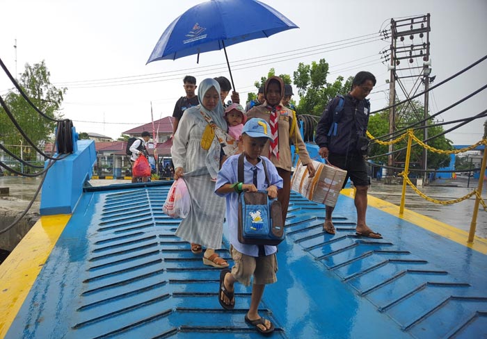 MUDIK: Penumpang KM Dharma Ferry VI yang bertolak dari Pelabuhan Sampit menuju Pelabuhan Tanjung Perak Surabaya, Sabtu (29/3) siang.
