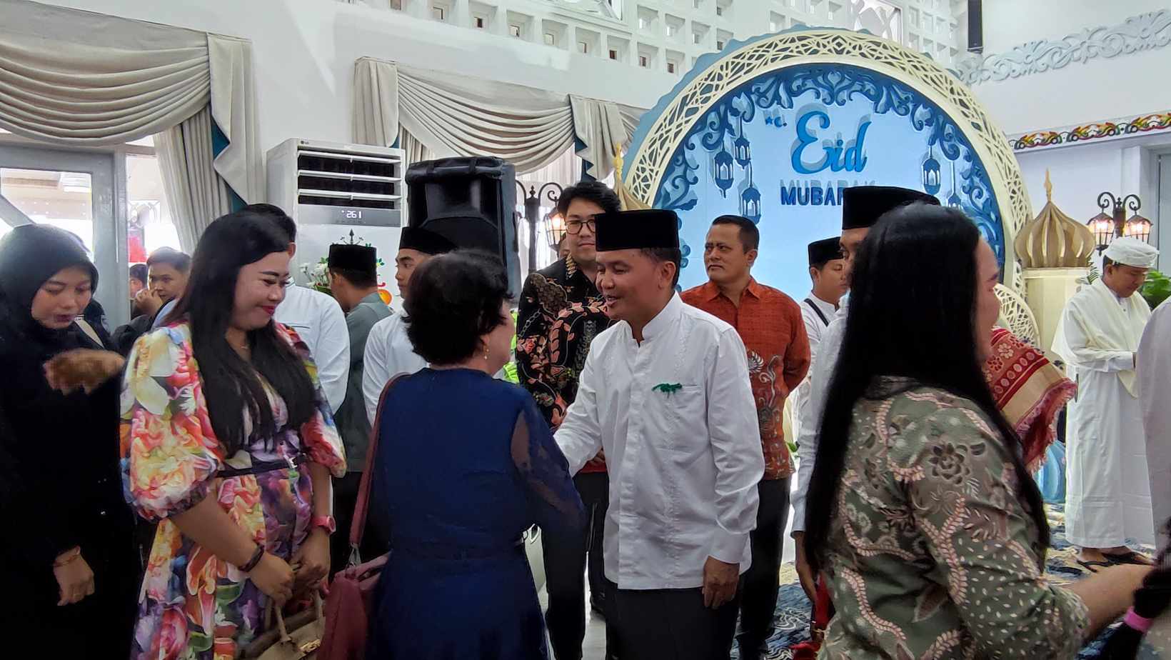 BERSALAMAN: Gubernur Kalteng Agustiar Sabran saat menggelar Open House Lebaran, Senin (31/3).&nbsp;DODI/RADAR SAMPIT