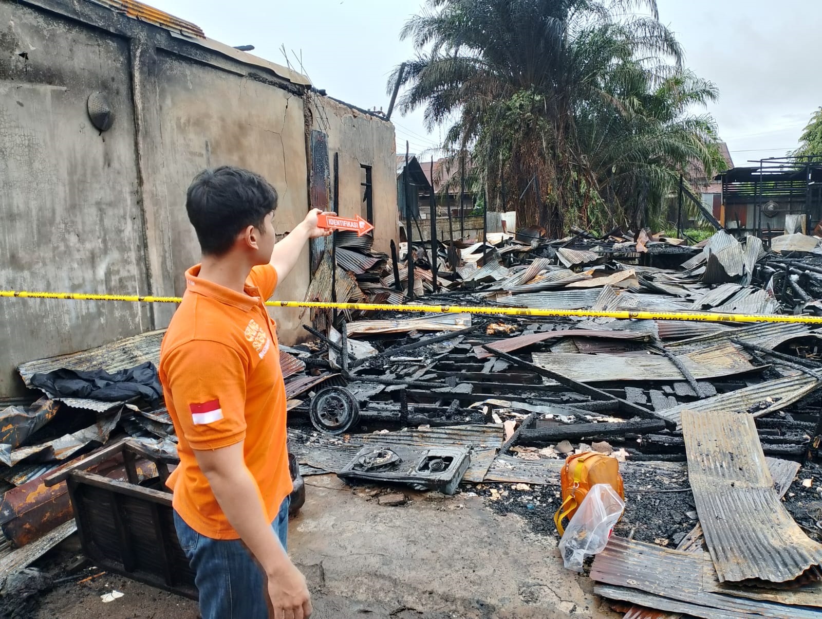 PENYELIDIKAN: Petugas kepolisian melakukan olah TKP kebakaran yang terjadi di Jalan Sakan Ujung Palangka Raya.&nbsp;IST/RADAR SAMPIT
