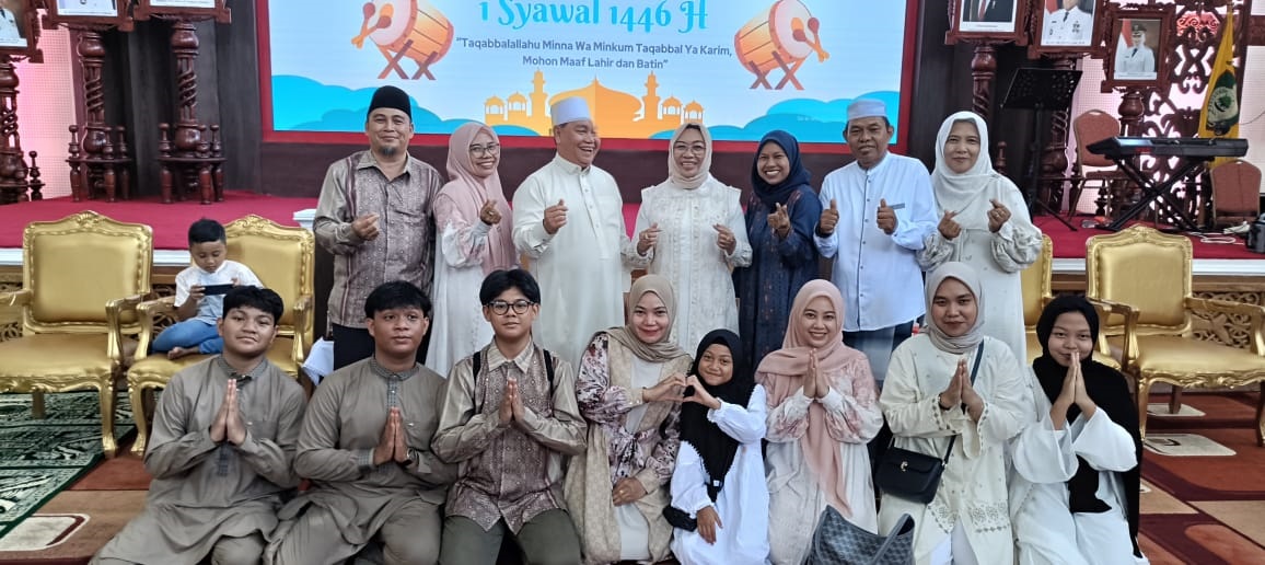 SILATURAHMI: Bupati Kotim Halikinnor saat menggelar open house di aula rumah jabatan Bupati Kotim saat Lebaran, Senin (31/3).IST/RADAR SAMPIT