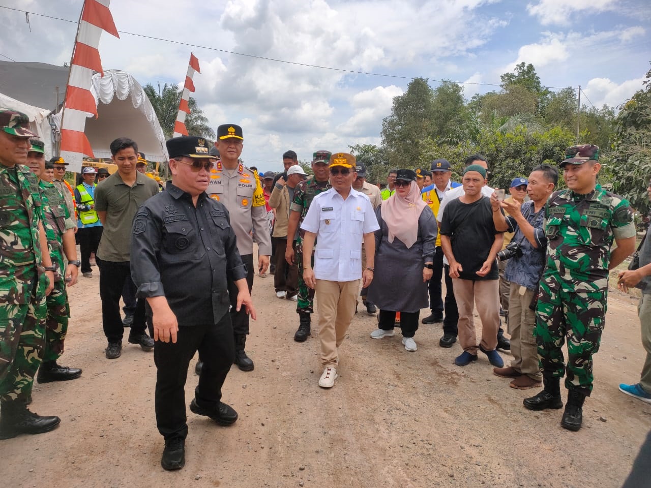 TINJAU JALAN: Gubernur Kalteng Sugianto Sabran didampingi Kapolda Kalteng dan Danrem 102/Panju Panjung, serta Bupati dan Wabup Kotim saat meninjau perbaikan jalan lingkar selatan Sampit, Sabtu (29/3).