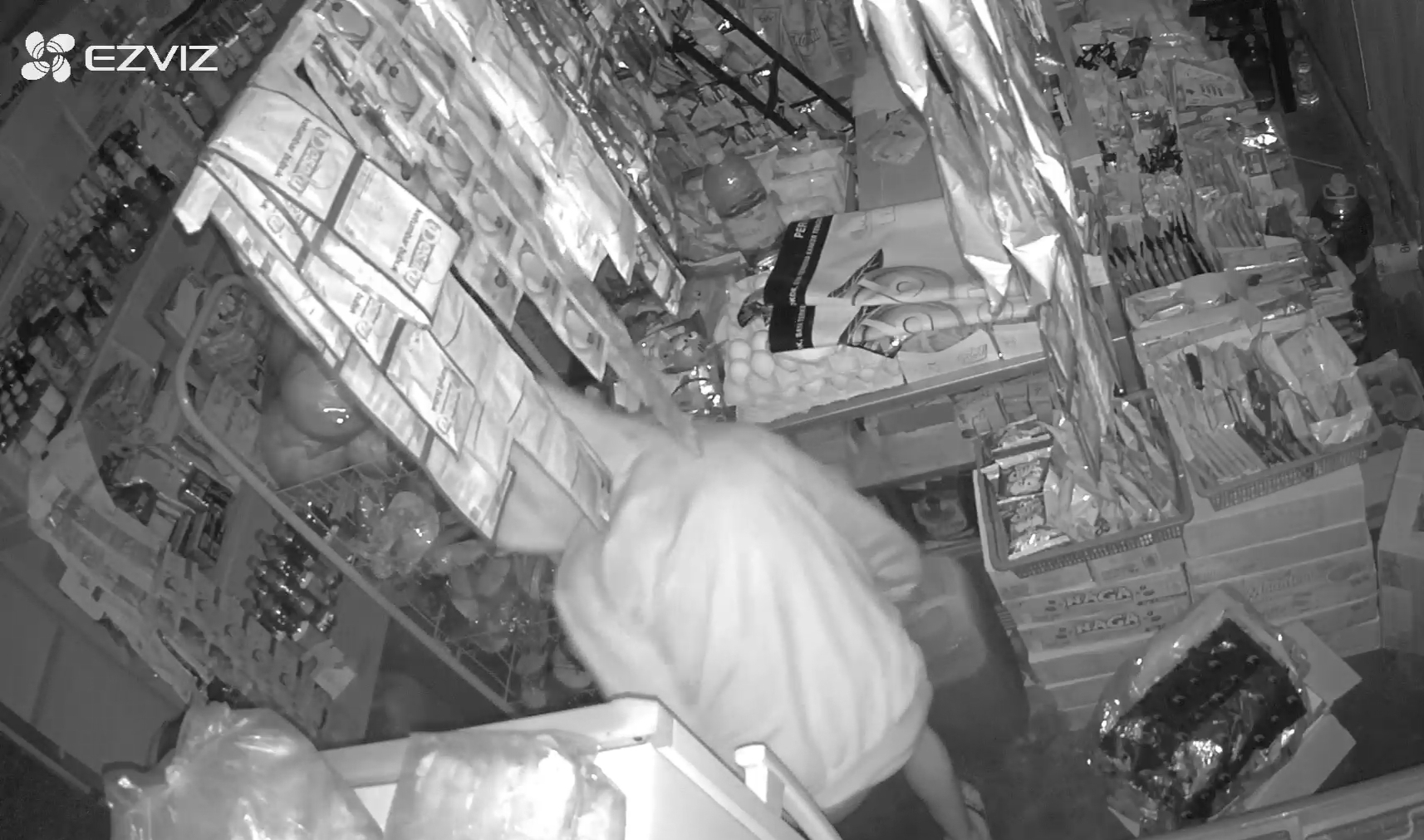 PENCURIAN: Pelaku pencurian dengan pemberatan terekam kamera pengawasa di sebuah kios Jalan Pemuda, Pangkalan Bun, belum lama ini.IST/RADAR SAMPIT