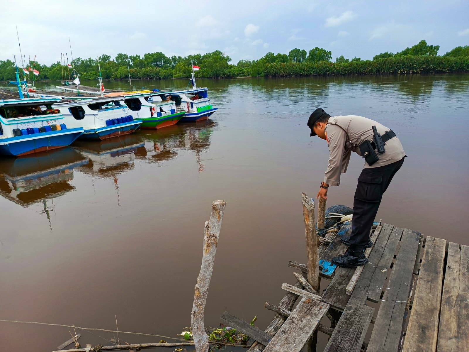 PATROLI: Petugas Polsek Danau Sembuluh saat memantau debit air DAS Seruyan, yang berpotensi meluap sewaktu-waktu saat hujan deras.