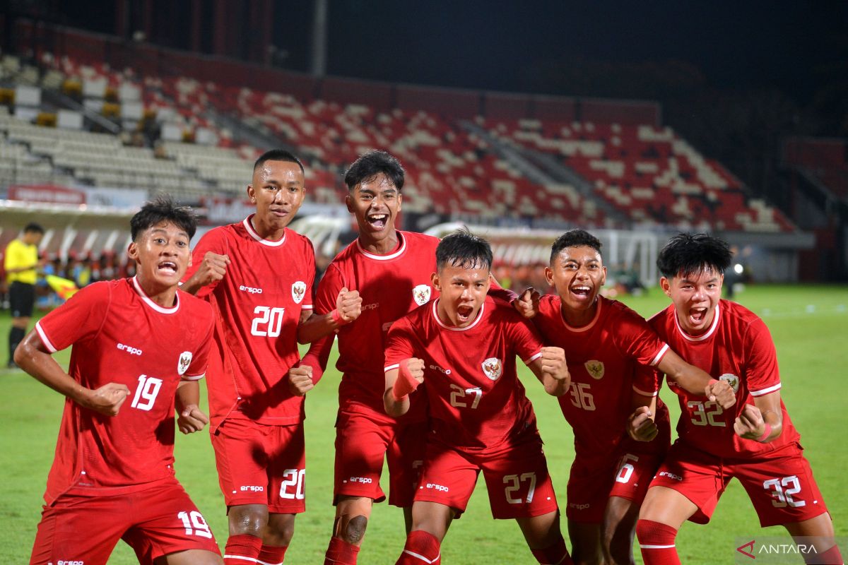 SEMANGAT: Sejumlah pemain timnas U 17 Indonesia yang berlaga di Piala Asia U 17.