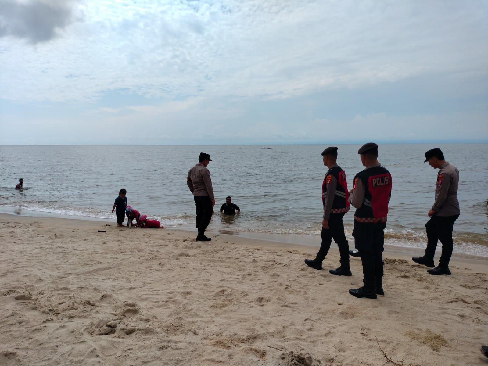 JAGA KEAMANAN: Sejumlah personel kepolisian di Seruyan, saat patroli di kawasan wisata pantai sambil mengawasi pengunjung yang mengisi libur lebaran, baru-baru tadi.