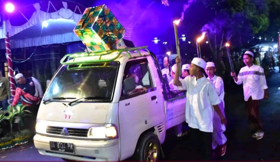 MERIAH: Suasana Pawai Gema Takbir Idulfitri 1446 H di Jalan Sudirman, Kuala Kapuas, Minggu (30/3).ISTIMEWA/RADAR SAMPIT