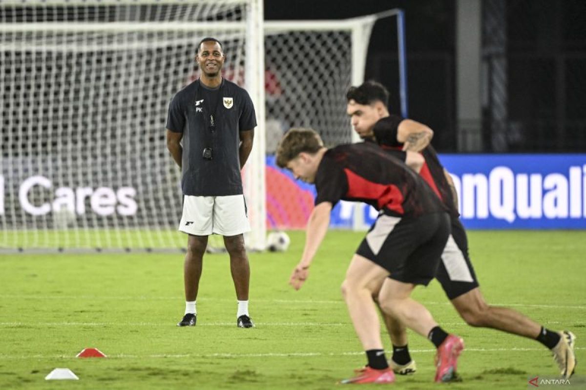 Pelatih timnas Indonesia Patrick Kluivert saat mengamati pemain dalam salah satu sesi latihan.