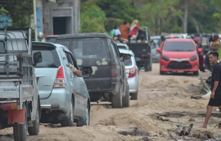BERWISATA: Kepadatan kendaraan di Pantai Keraya, Kecamatan Kumai, Kabupaten Kotawaringin Barat, Selasa (1/4).SYAHRANI UNTUK RADAR SAMPIT