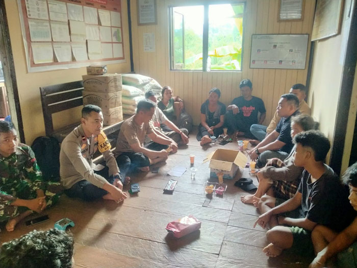 DAMAI: Penyelesaian perkelahian para remaja di tempat wisata diselesaikan secara kekeluargaan, dimediasi oleh Polsek Delang. IST/RADAR SAMPIT